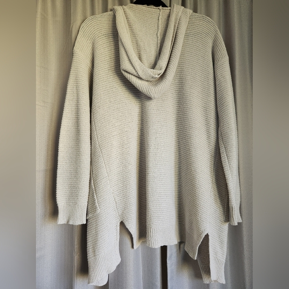 Sweater with hood and pockets - Picture 4 of 5